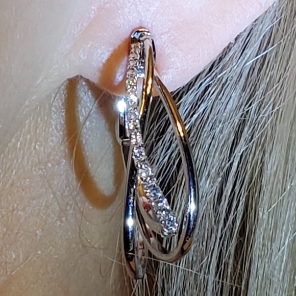 14K WHITE GOLD DIAMOND EARRINGS. - Picture 9 of 9